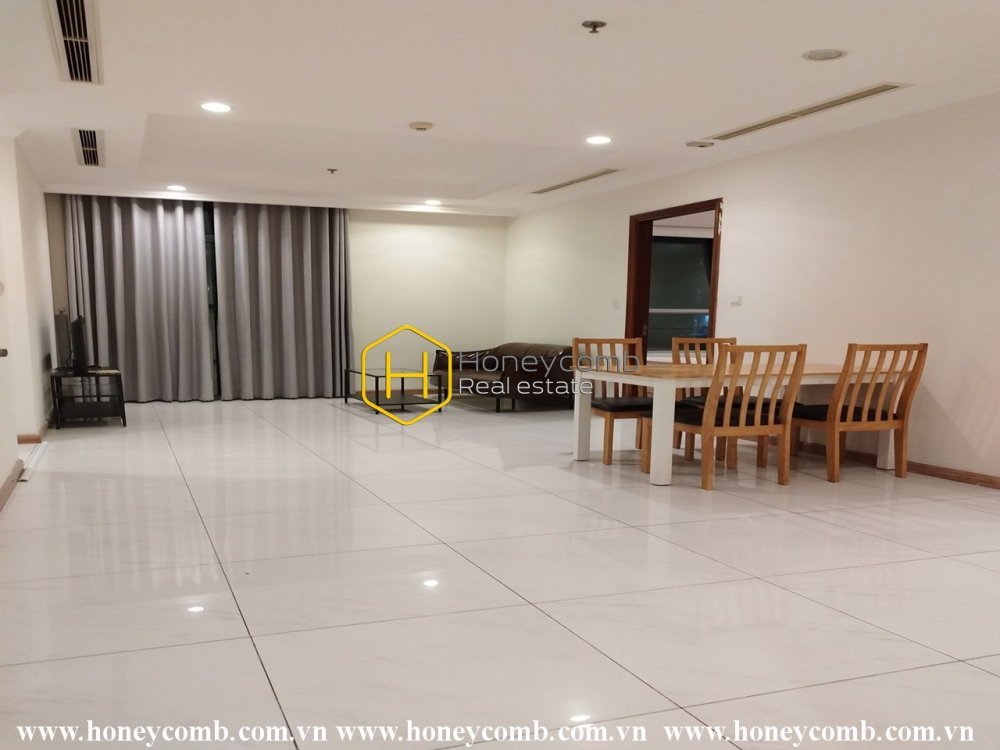 Ấn tượng với nội thất gỗ và gam màu nâu trong căn hộ Vinhomes Central Park