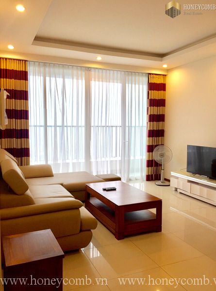 Căn hộ 2 phòng ngủ đầy đủ tiện nghi và có ban công tại Thảo Điền Pearl