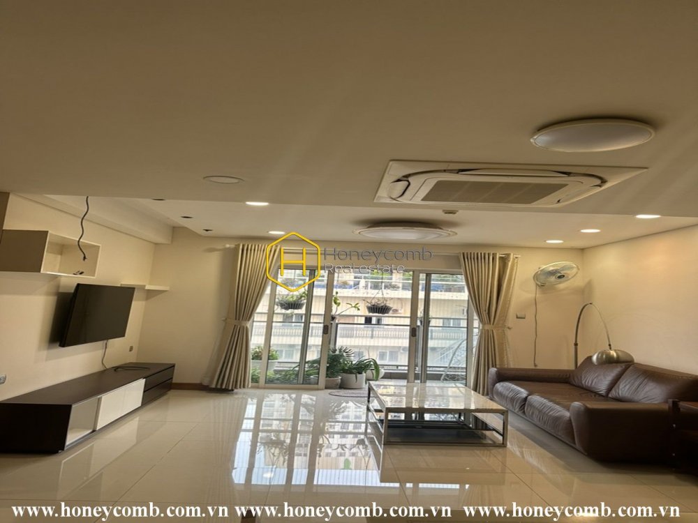 The fascinating interfusion of modern and classical style in this River Garden apartment