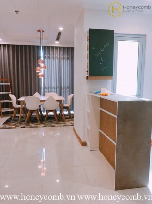 Cho thuê căn hộ 2 phòng ngủ với tầm nhìn ra thành phố tại Vinhomes Central Park