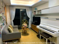 Căn hộ thiết kế đơn giản với tông màu trắng và nâu chủ đạo ở Masteri Thảo Điền cho thuê