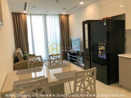 Căn hộ 2 phòng ngủ với tông màu trắng ấm áp cho thuê tại Vinhomes Golden River