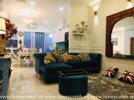 Unique is the key that makes this modern villa in Palm Residence priceless.