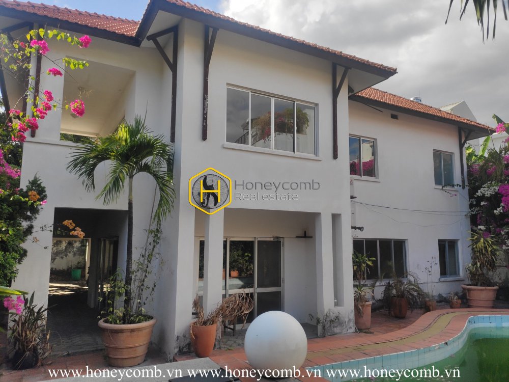 Beautiful rustic villa with classic wooden interior for rent in Tran Nao – District 2