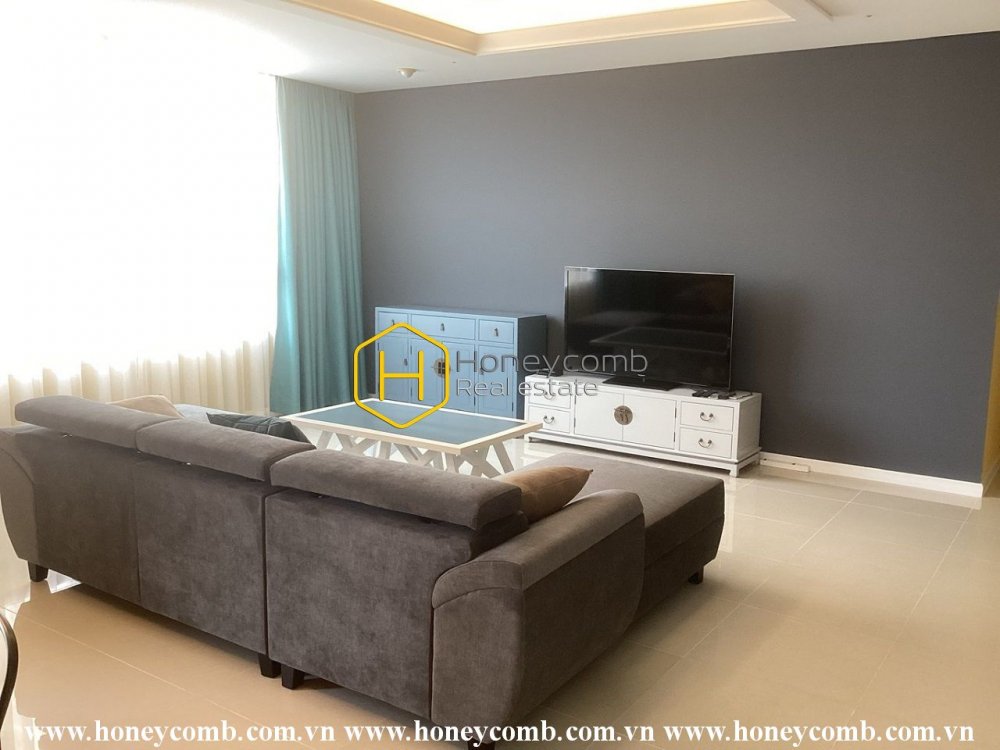 Suprised with the huge area in this Xi Riverview Palace apartment