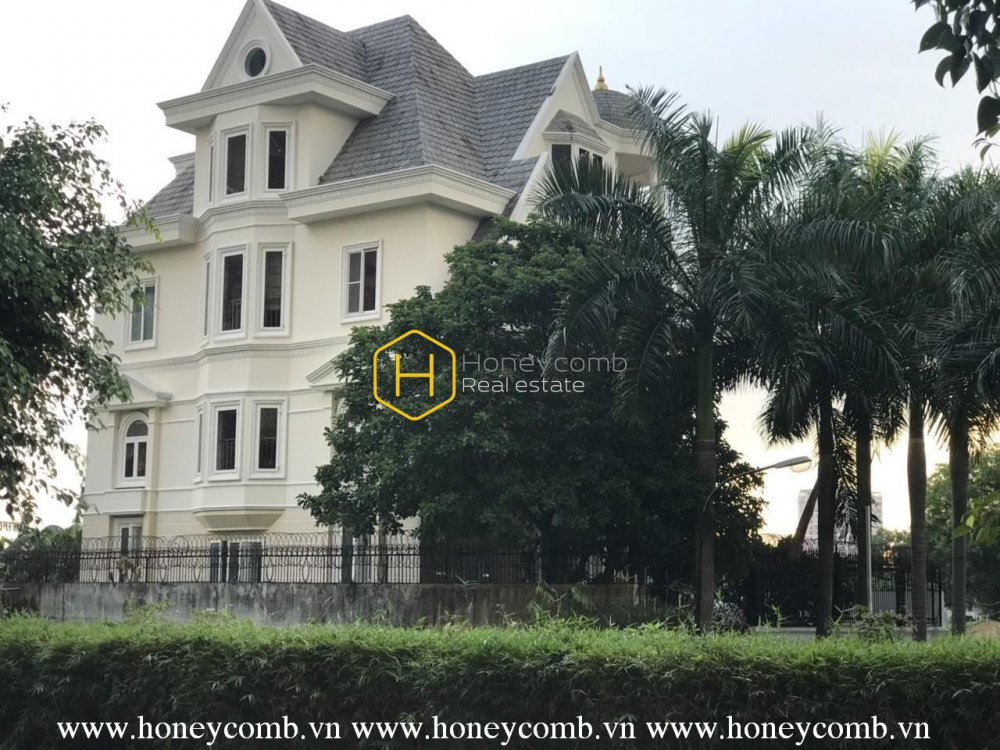 Beautiful in white with this stunning Western style villa for rent in District 2