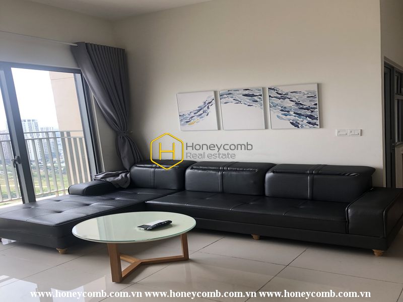 No more needs when having such a spacious and sun-filled Palm Height apartment like this