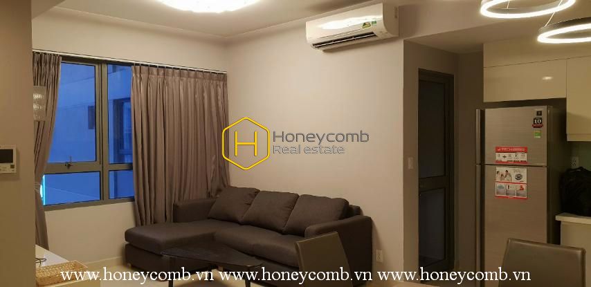 Căn hộ 2 phòng ngủ đơn giản nhìn ra hồ bơi tại Masteri Thảo Điền cho thuê