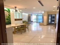 Tọa lạc ở Vinhomes Central Park, căn hộ này hội tụ tất cả những ưu điểm của nơi này
