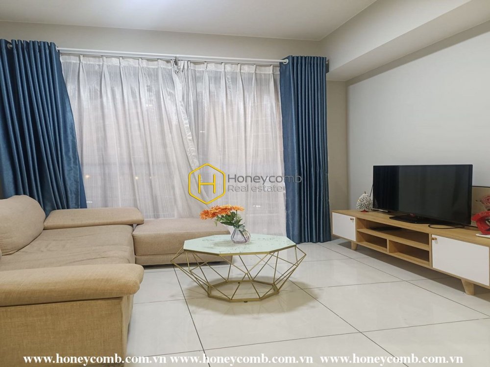 Masteri An Phu apartment for lease – Open living space. Simple wooden furniture. Nice view