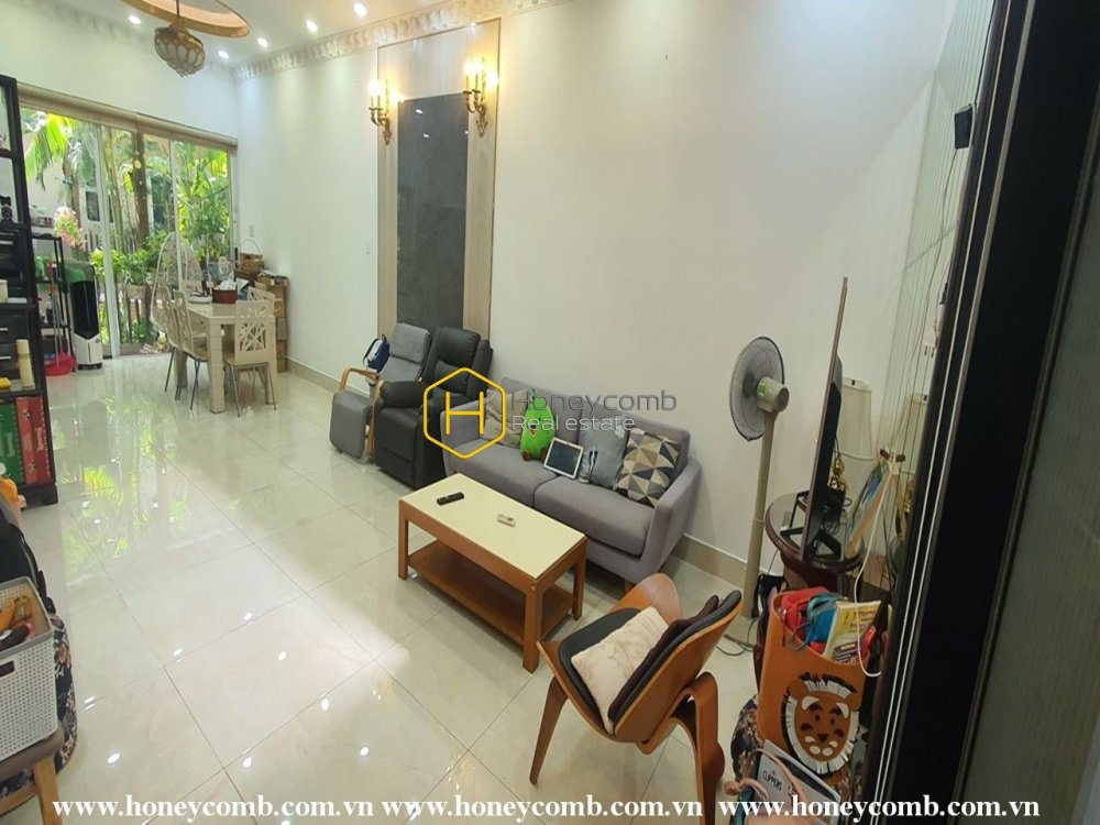 You can not take eyes off this splendid villa with brilliant interiors in Palm Residence