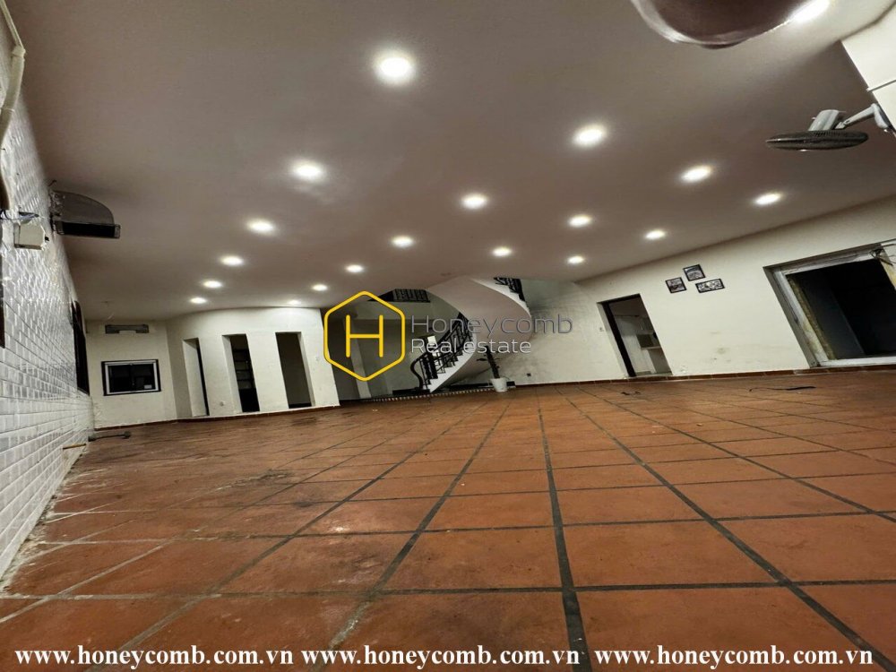 Shiny villa with full modern amenities for rent in District 2