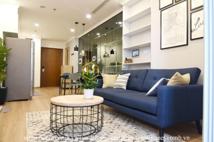 Live the uptown urban lifestyle you crave with this deluxe apartment in Vinhomes Central Park for rent