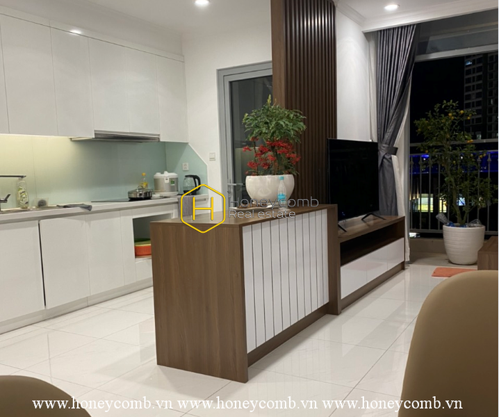 Căn hộ Vinhomes Central Park cho thuê với điểm nhấn pha trộn màu sắc giữa màu nâu gỗ sáng và trắng tinh tế