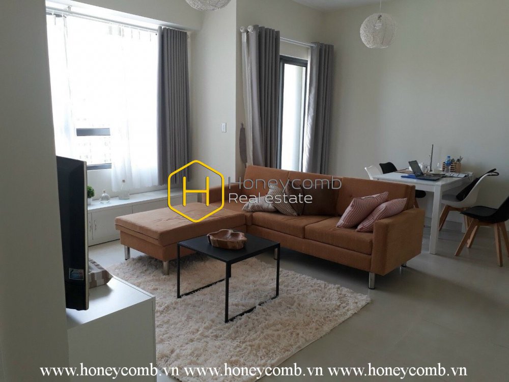 Một Masteri Thao Dien căn hộ với đồ nội thất màu nâu sang trọng, ấm áp với màu trắng chủ đạo