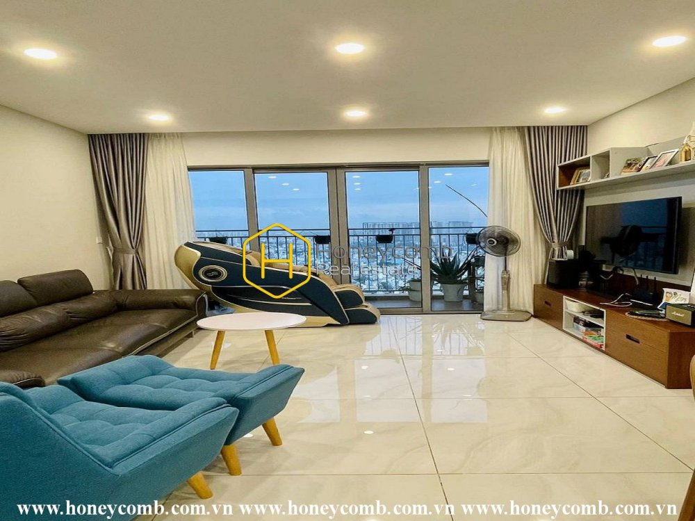 The smart and bright designed apartment in Palm Heights ! Best view! Best location!