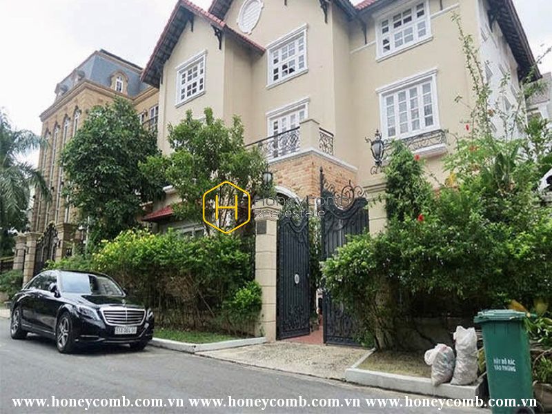 A stunning villa with bright layout and elegant wooden interiors for rent in Distric 2