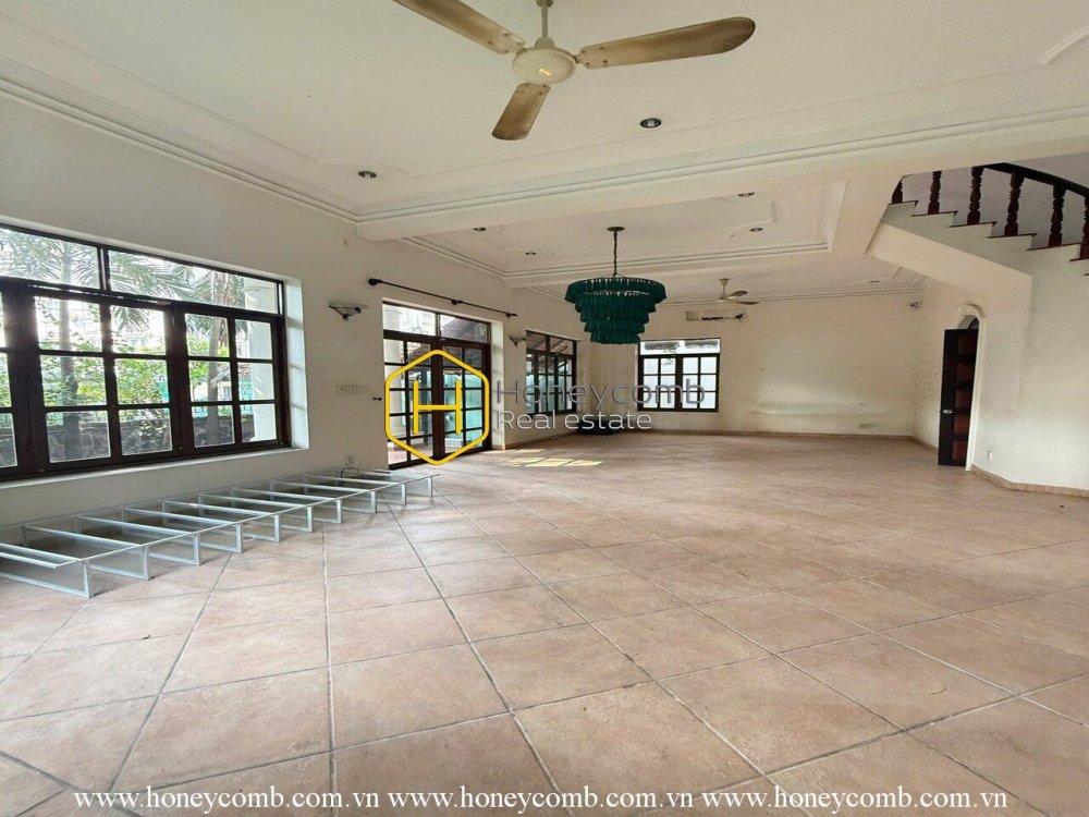 Splendid villa with elegant wooden interior for rent in Thao Dien