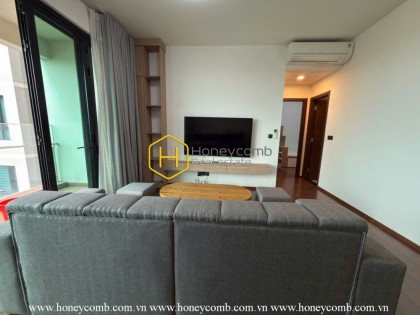 Personalize your style in this full-furnished D ' Edge  apartment with bright tone and spacious space