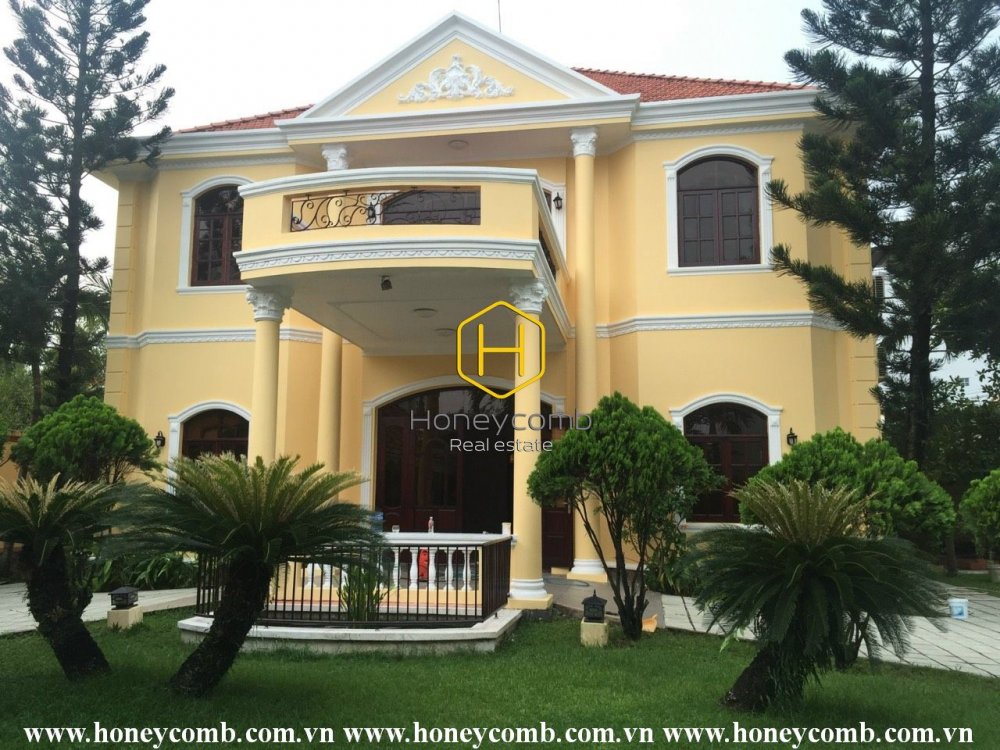 Create your brand new villa with this spacious and unfurnished villa in District 2