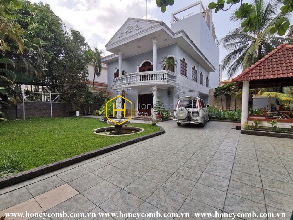 Decorate your own home: Spacious and unfurnished villa with airy garden in District 2 for lease