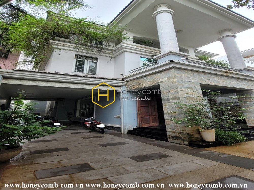 Level up your life with the sophistication in this classic District 2 villa