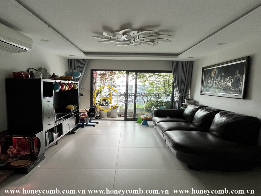 Complex layout with smart furniture in New City apartment