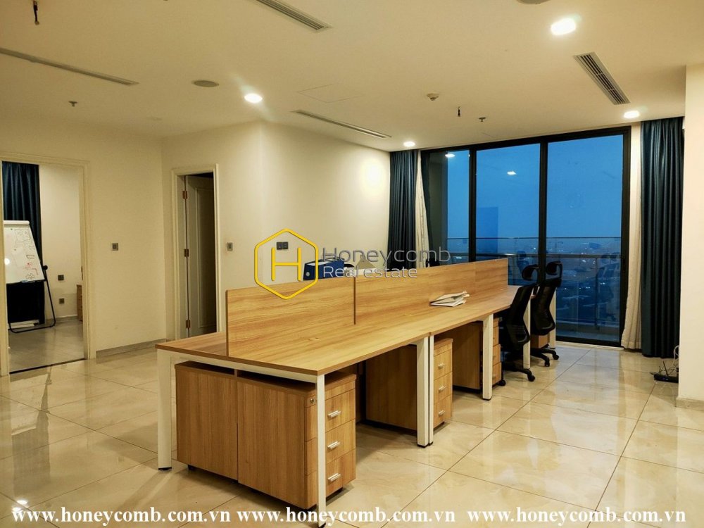 Căn hộ tuyệt đẹp với sự két hợp của phong cách cổ điển và nội thất gỗ tinh tế ở Vinhomes Golden River