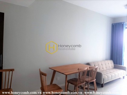 Masteri An Phu apartment for lease – Open living space. Simple wooden furniture. Nice view