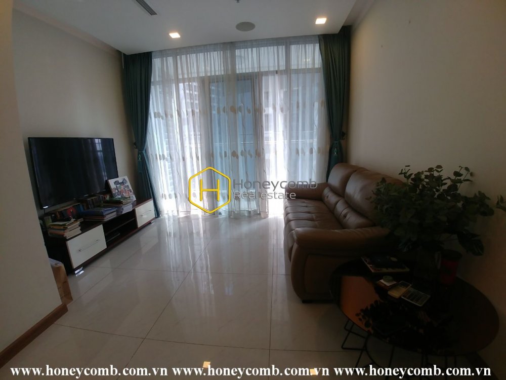 Căn hộ đầy đủ nội thất và ban công xinh xắn ở Vinhomes Central Park