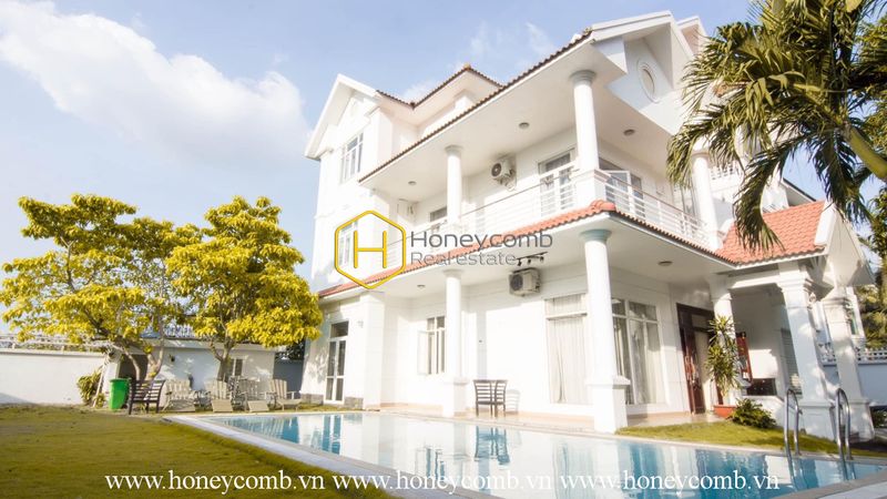 Explore a luxurious life in this deluxe villa with full amenities and conviniences in District 2