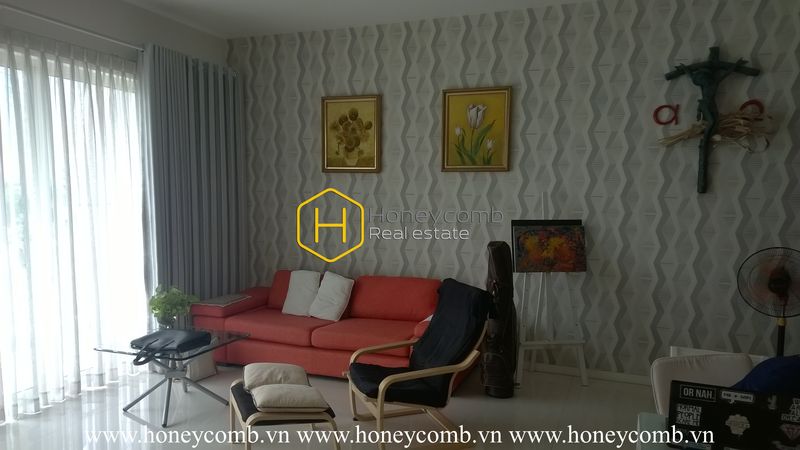 Căn hộ nghệ thuật với nội thất mang tông màu ấm và ban công thoáng đãng ở Estella