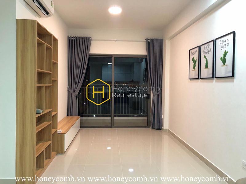 Căn hộ nội thất cơ bản với tông màu sáng và tầm nhìn phong cảnh thành phố thoáng đãng và lãng mạn