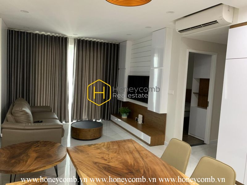 Nội thất gỗ mộc mạc kết hợp với gam màu trung tính trong căn hộ Vista Verde này