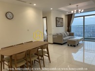 Vinhomes Central Park apartment for rent: Spacious living space, warm tone great city view