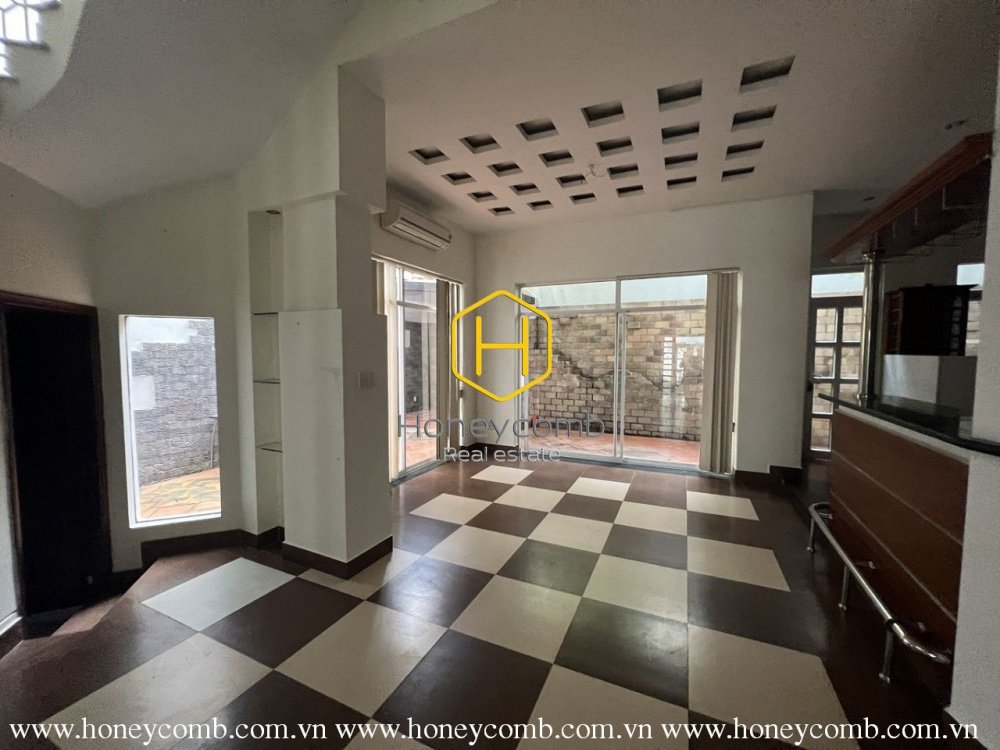 Let's view the slendid beauty of this District 2 villa