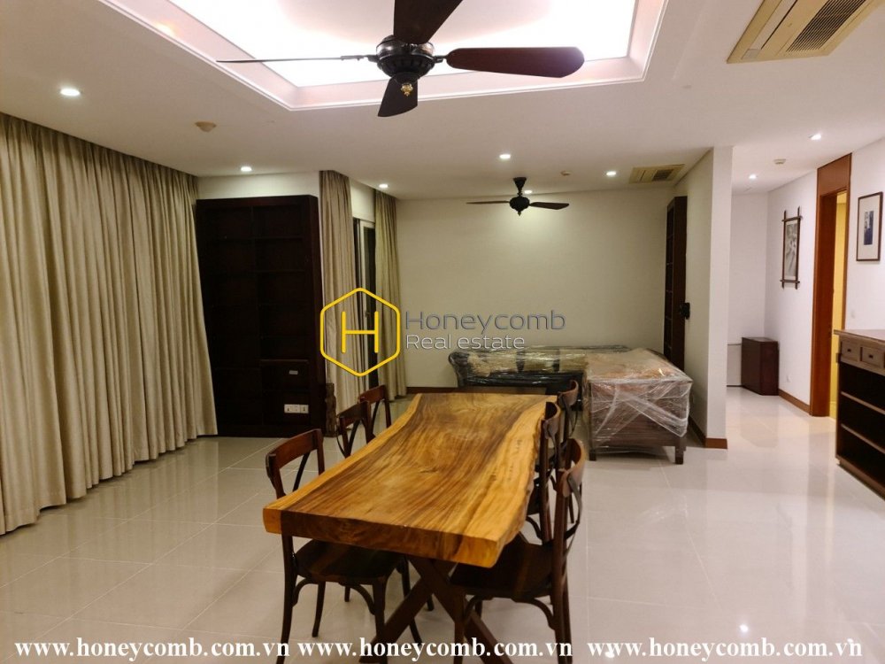 This Xi Riverview Palace apartment accentuates your home’s architectural style