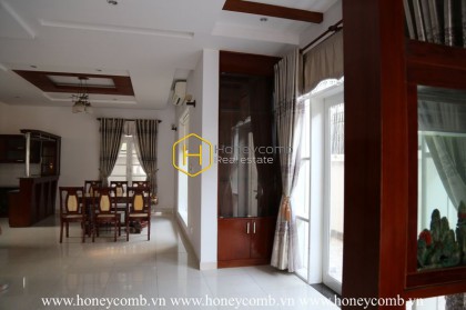 Villa đầy ánh sáng với nội thất gỗ tinh tế ở quận 2