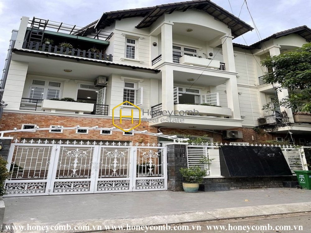 High class living in this deluxe villa for rent at District 2