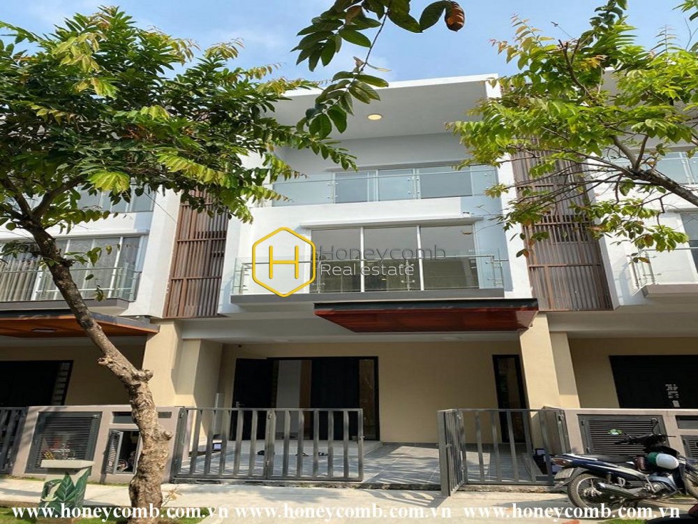 Sophistication is the key word to express the beauty of this urban designed villa at Palm Residence