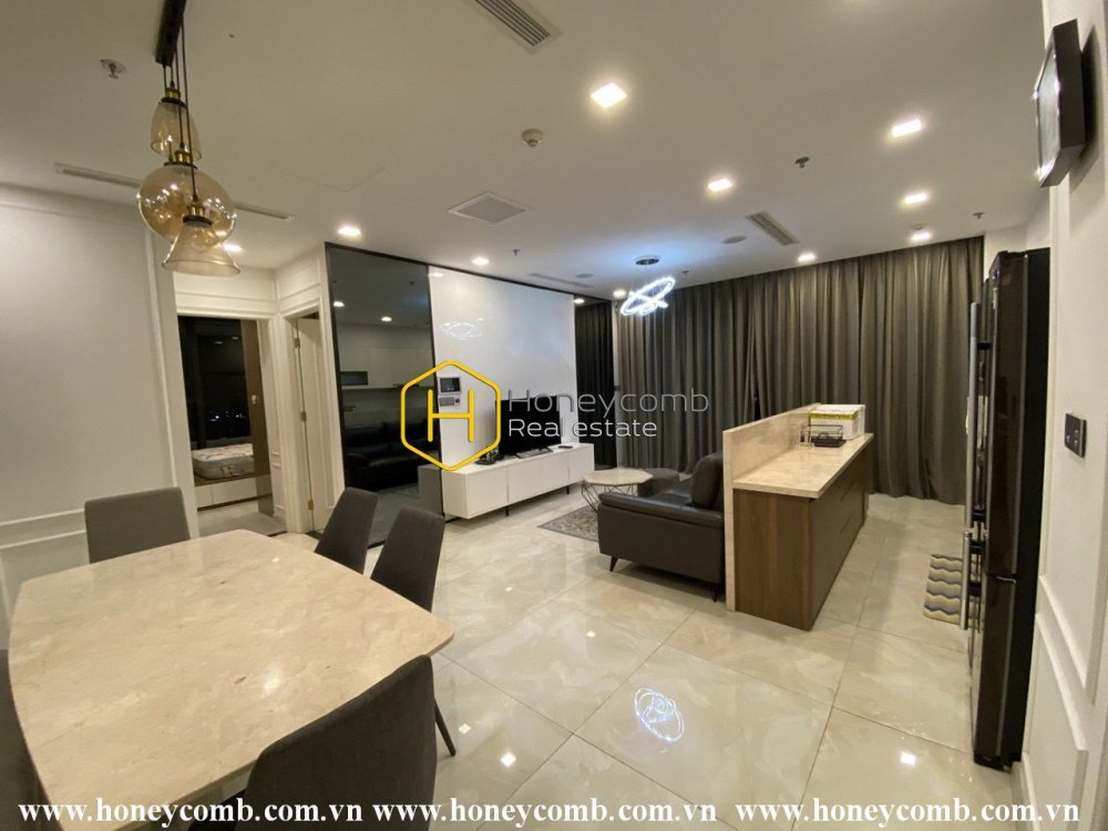 Căn hộ ngập tràn ánh sáng với nội thất gỗ tinh tế và khung cảnh thành phố tráng lệ ở Vinhomes Golden River