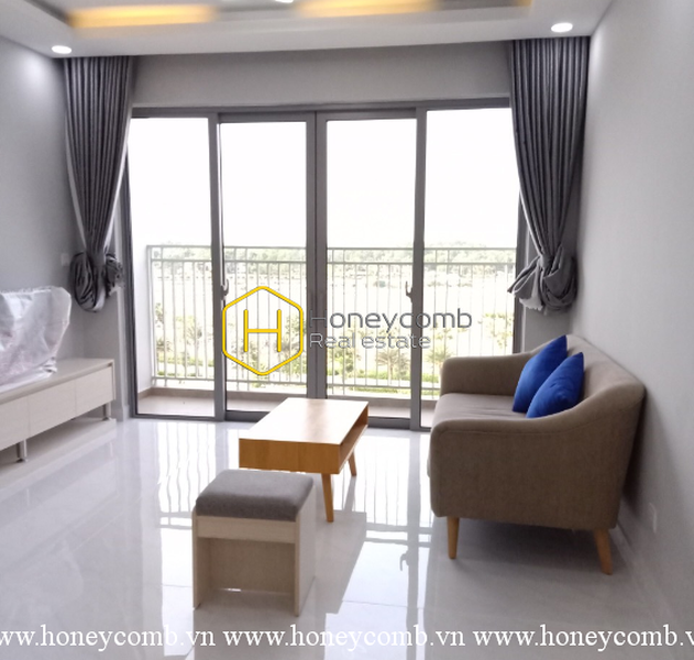 Contemporary style combined with neutral hue layout in this apartment in Palm Heights