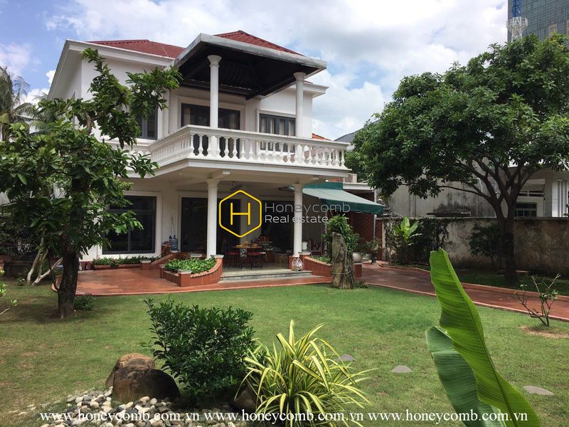 Let the art speak through the design and architecture of this District 2 villa