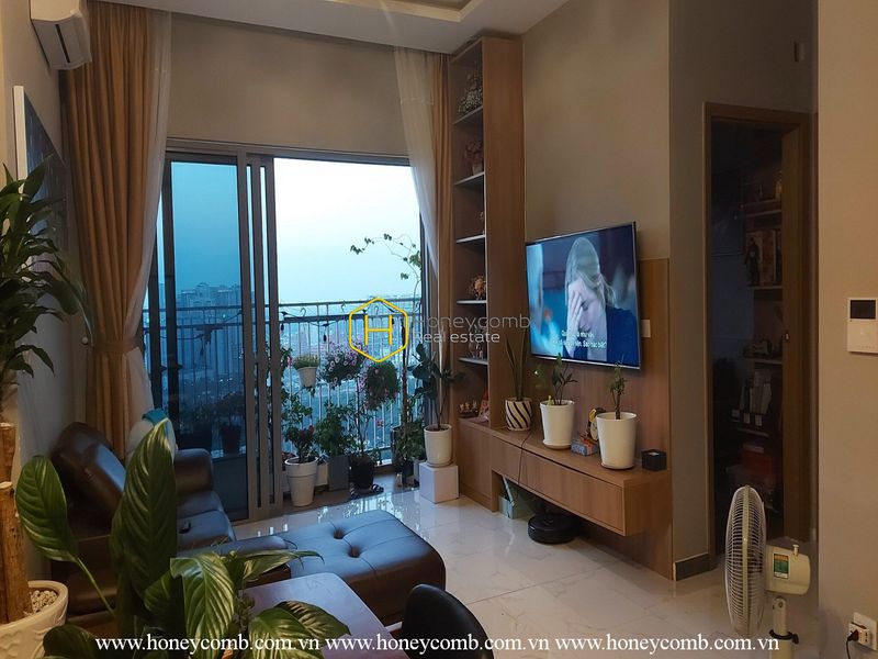 Check out the flawless beauty in one of the top apartments at Palm Heights