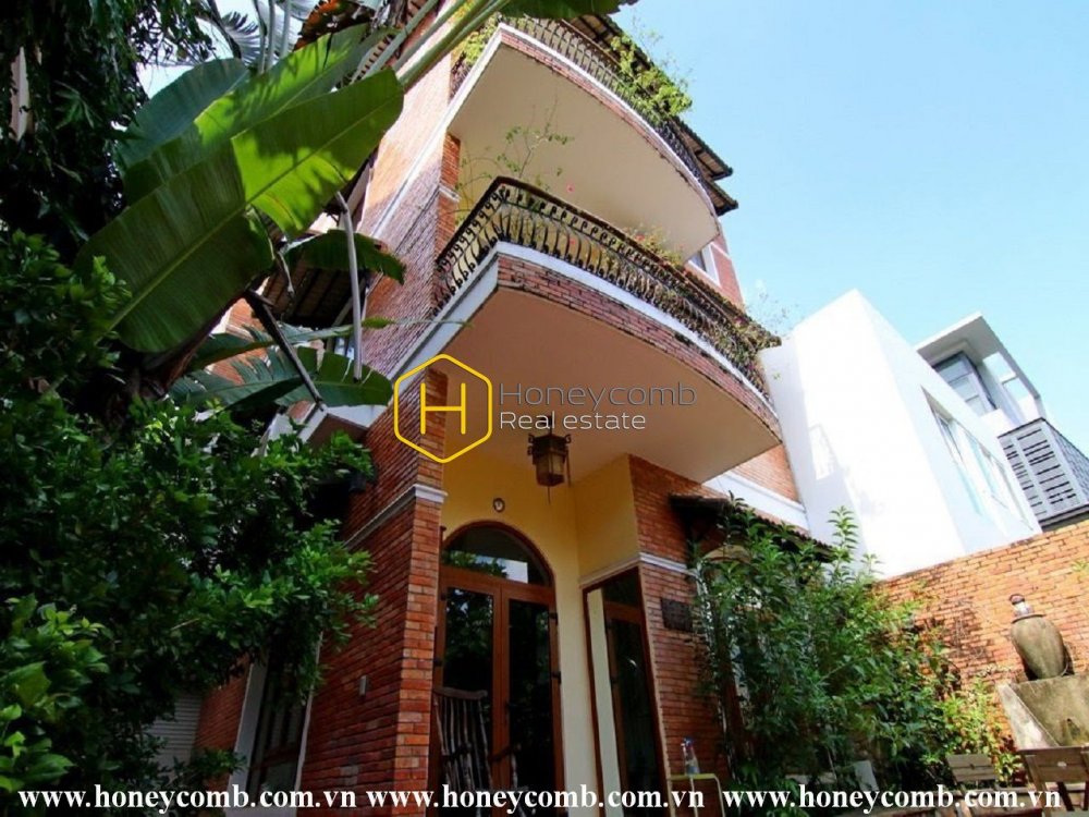 Level up your life with the sophistication in this classic District 2 villa