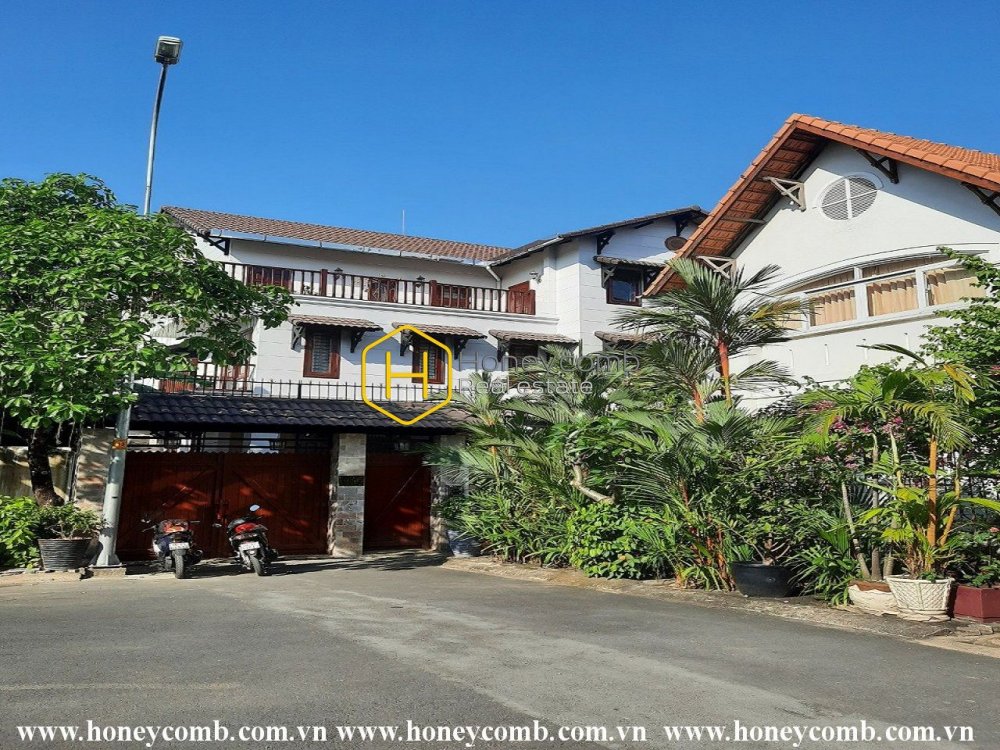 Beautiful rustic wooden villa for rent in District 2