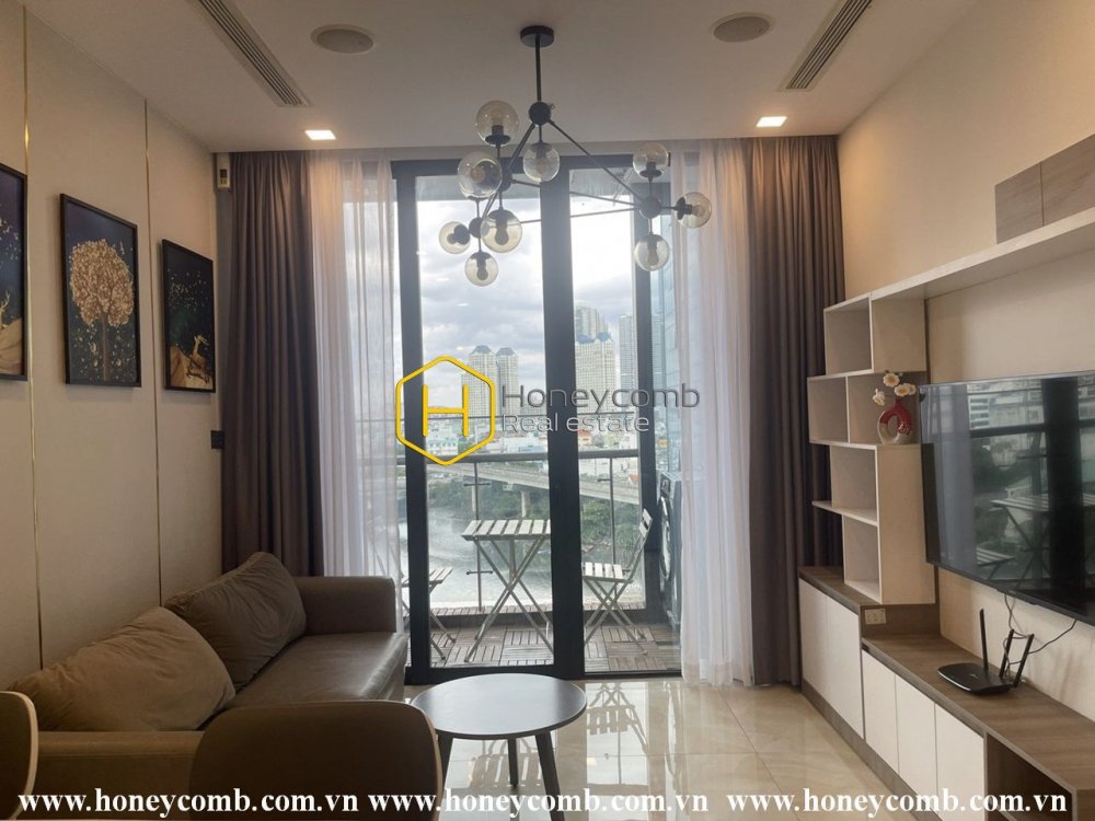 Căn hộ Vinhomes Golden River tinh tế với gam màu trắng chủ đạo và ban công đẹp