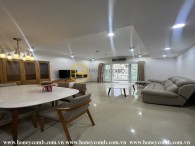 Căn hộ 3 phòng ngủ đầy thanh lịch với nội thất bằng gỗ từ River Garden cho thuê