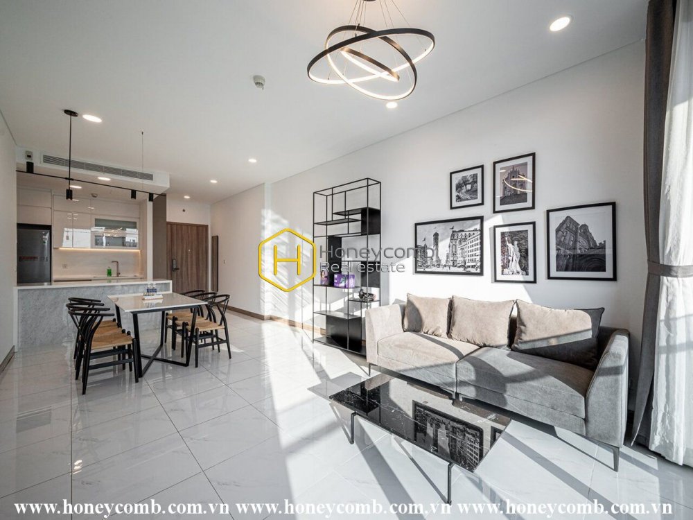 Tận hưởng không gian sống ngập tràn ánh sáng tự nhiên trong căn hộ Sunwah Pearl với khung cửa sổ cao và thoáng đãng