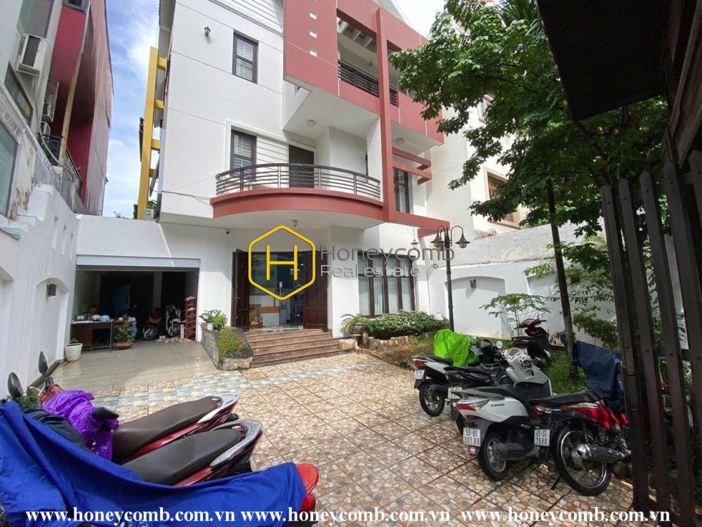 Feel the tranquilty: Spacious Space, High End class interiors in Villa for rent in District 2